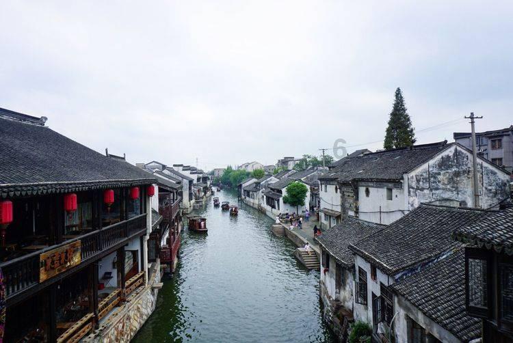 我做梦知道自己在怎么，每次知道自己在做梦就在梦里多玩，但是每次都很难醒过来，请问那位大师能给说下